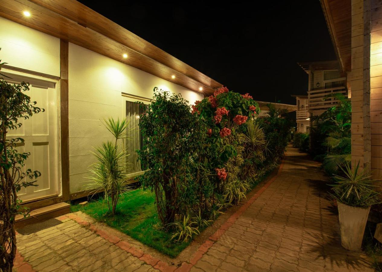Living Room Beach Resort Morjim Bagian luar foto