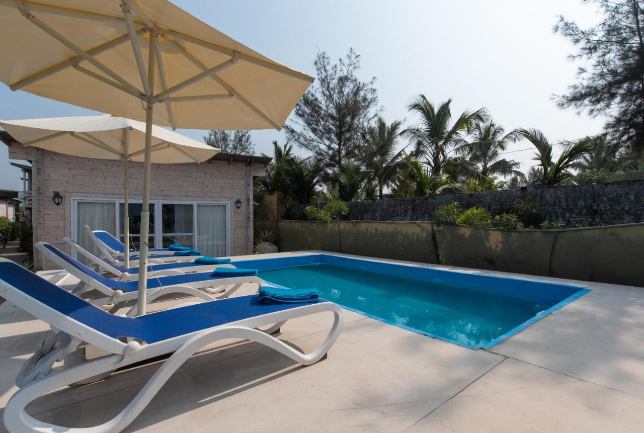 Living Room Beach Resort Morjim Bagian luar foto