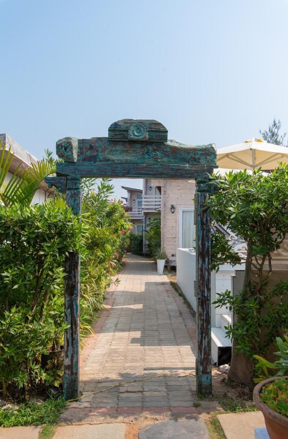 Living Room Beach Resort Morjim Bagian luar foto