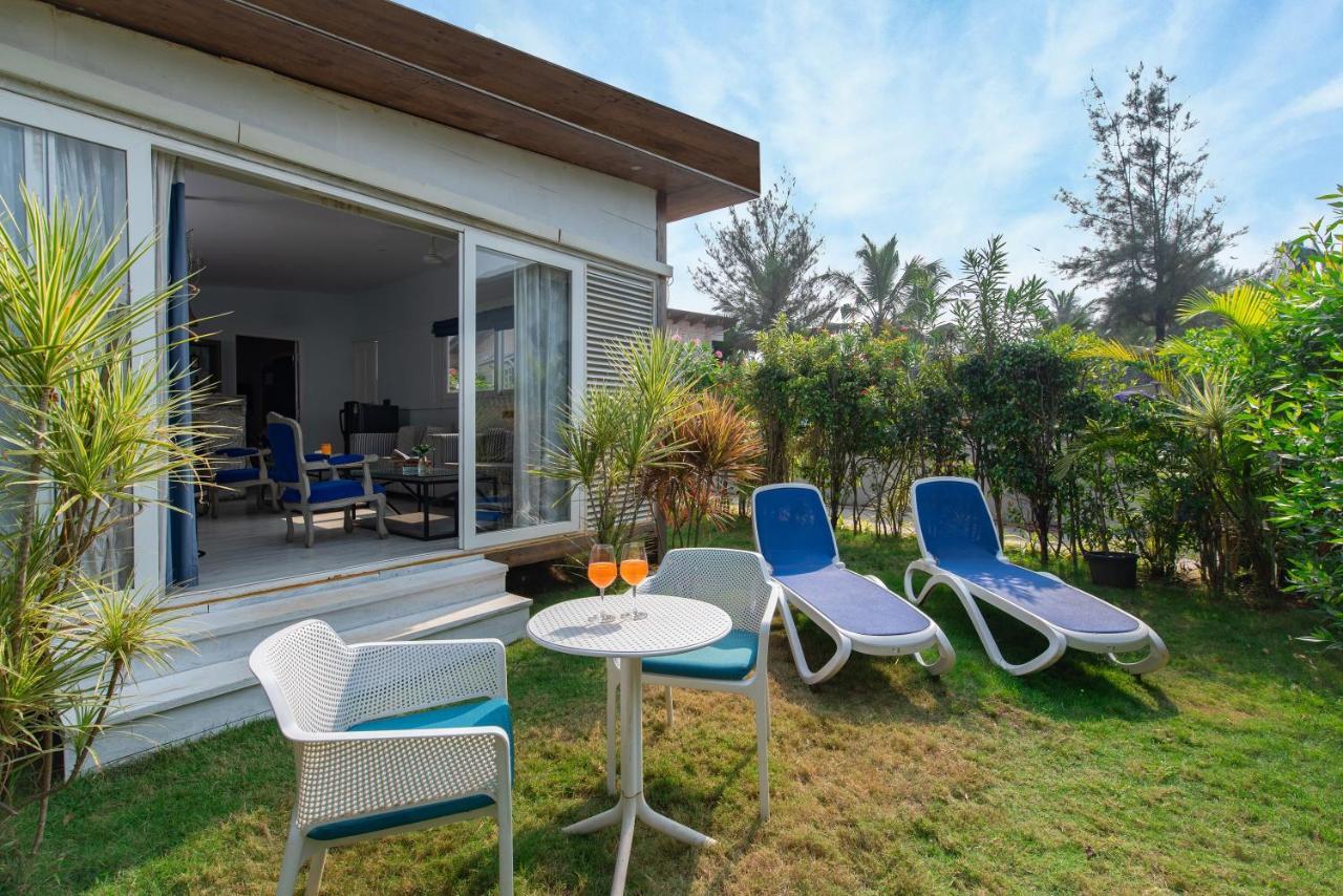 Living Room Beach Resort Morjim Bagian luar foto