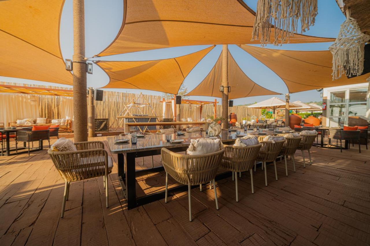 Living Room Beach Resort Morjim Bagian luar foto