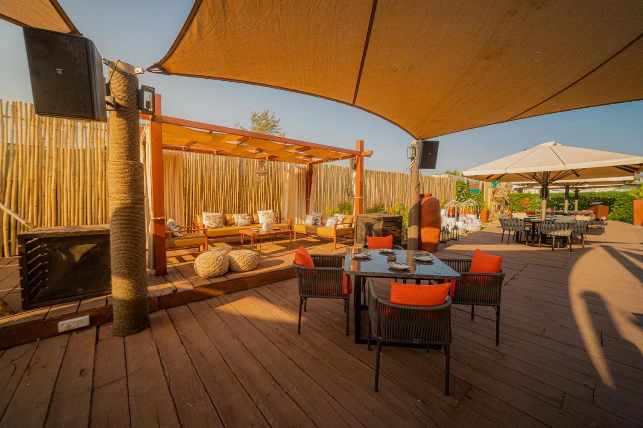 Living Room Beach Resort Morjim Bagian luar foto