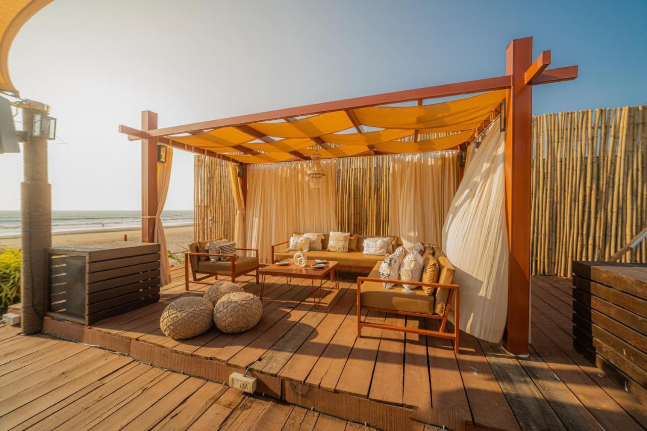 Living Room Beach Resort Morjim Bagian luar foto
