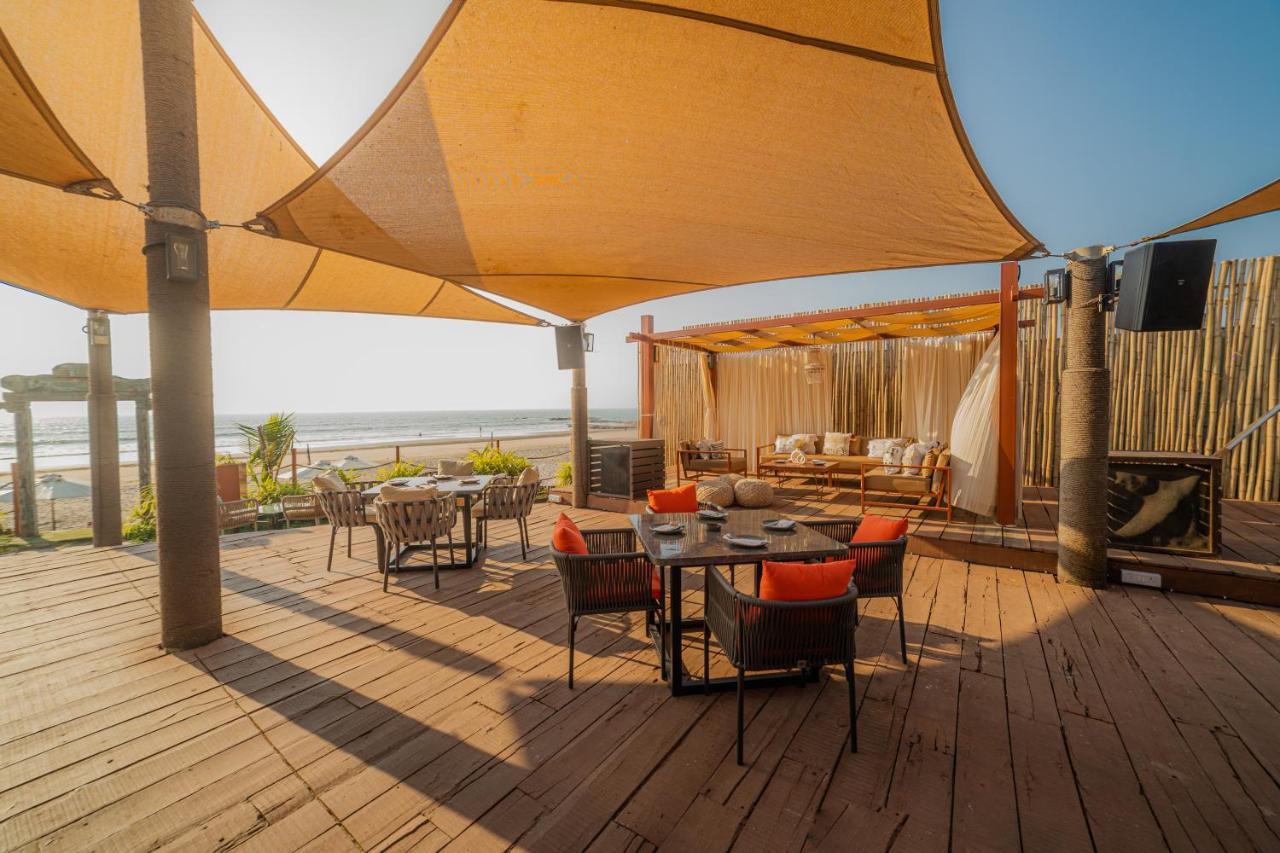 Living Room Beach Resort Morjim Bagian luar foto