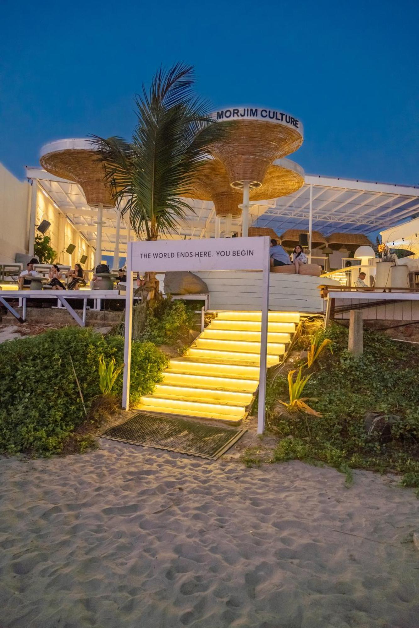 Living Room Beach Resort Morjim Bagian luar foto